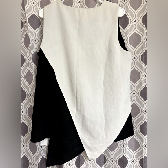 Side zip overlayed top w/unique ruffle in front/back! - Picture 2 of 2